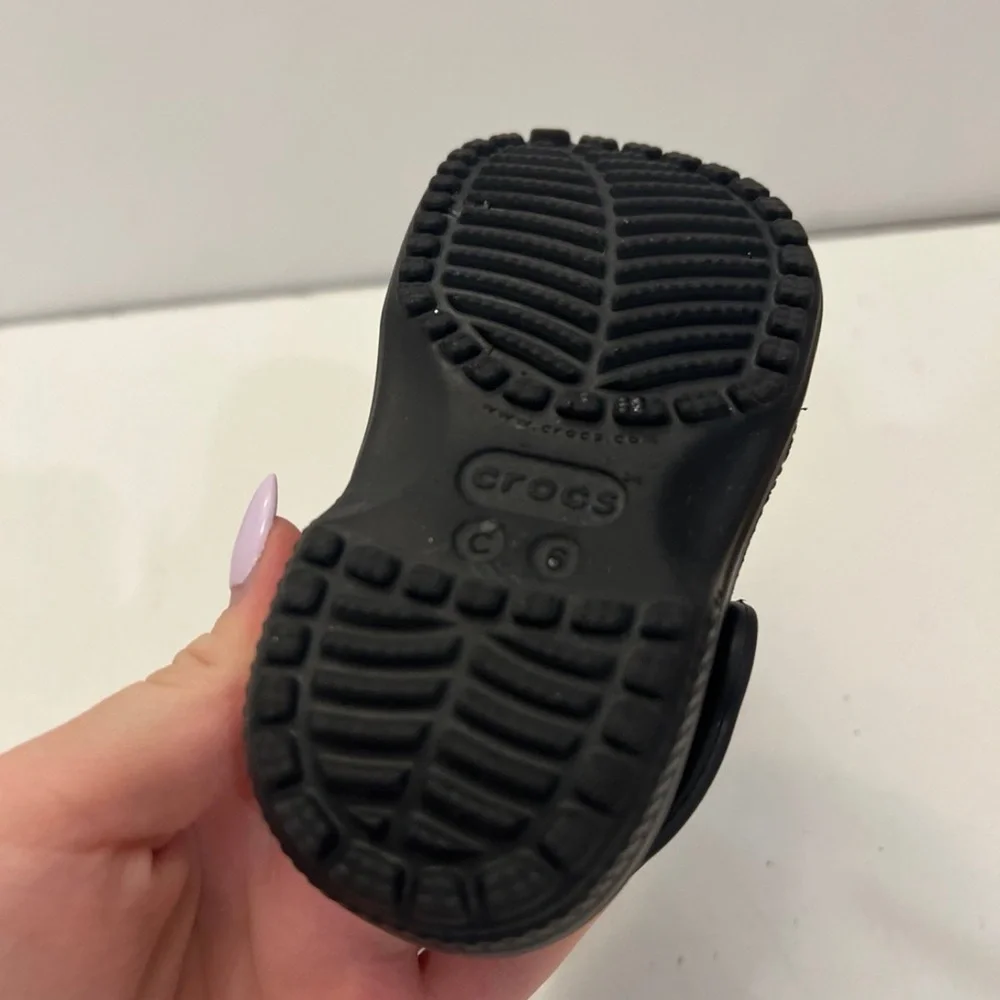 Crocs Boys/girls black classic clogs with 6 charms